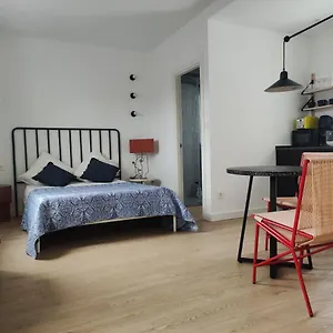 Bonito Estudio Con Garaje Habitación en casa particular